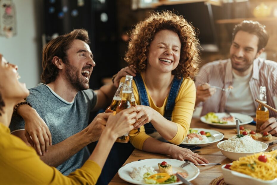 pessoas-felizes-no-restaurante | Datacaixa pessoas-felizes-no-restaurante